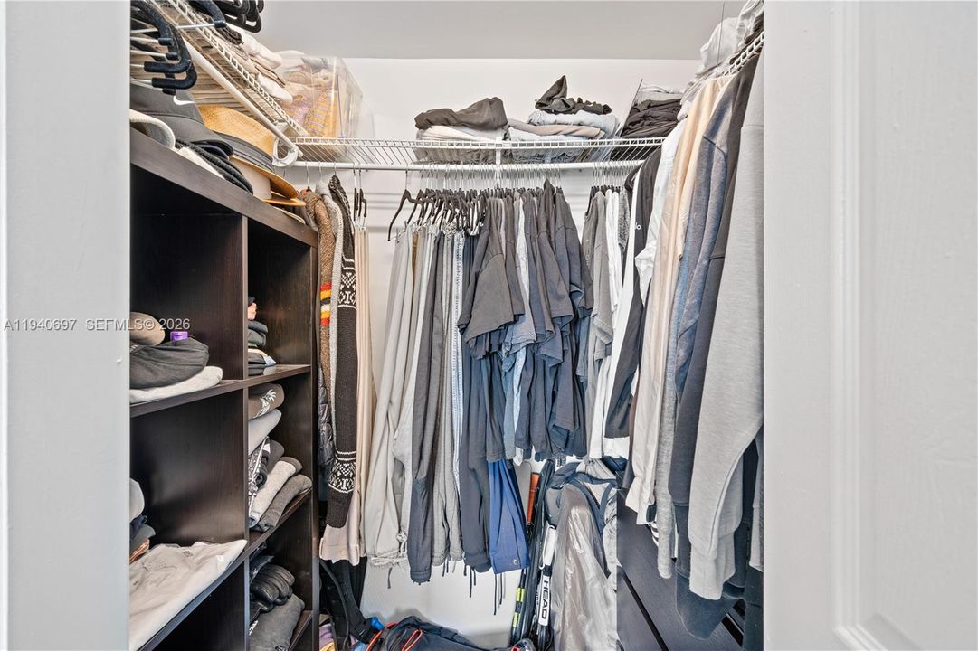 For Rent: $2,800 (1 beds, 1 baths, 939 Square Feet)