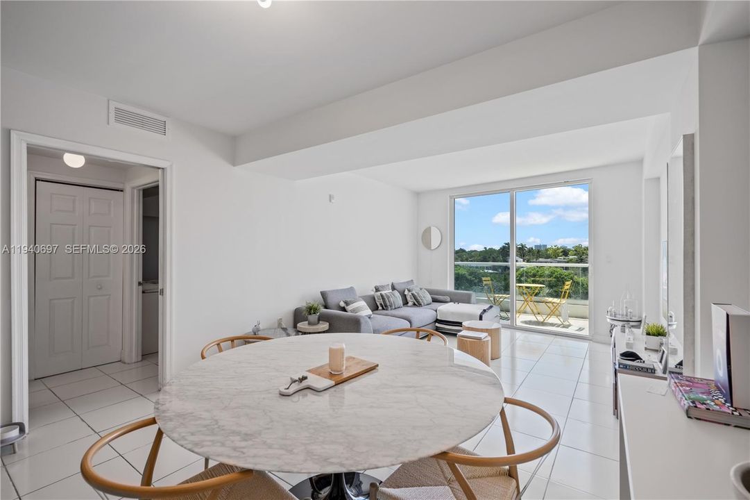 For Rent: $2,800 (1 beds, 1 baths, 939 Square Feet)