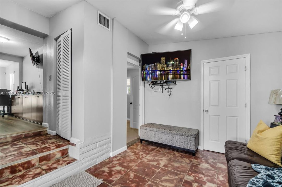 待售: $499,000 (3 贝兹, 2 浴室, 1080 平方英尺)