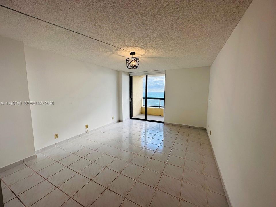 For Rent: $3,950 (1 beds, 1 baths, 861 Square Feet)