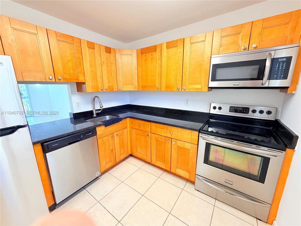 出租: $2,045 (2 贝兹, 1 浴室, 804 平方英尺)