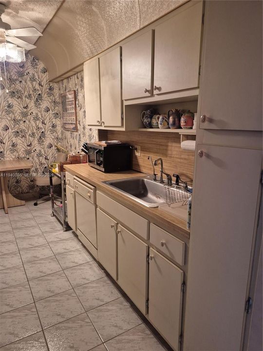 For Sale: $115,000 (1 beds, 1 baths, 844 Square Feet)