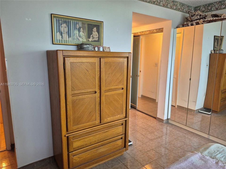 For Sale: $115,000 (1 beds, 1 baths, 844 Square Feet)