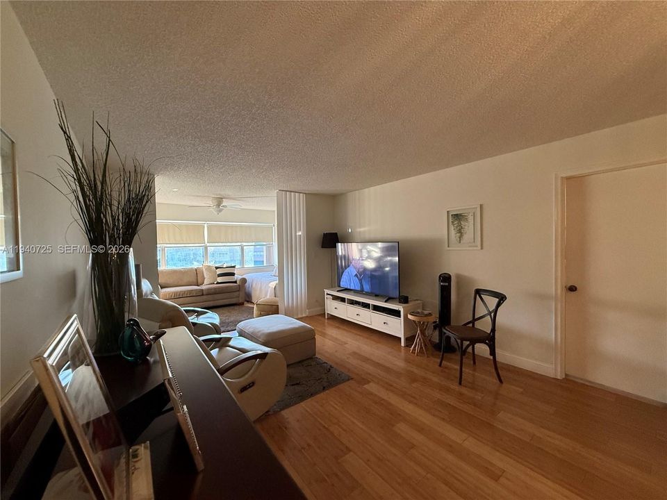 待售: $135,000 (1 贝兹, 1 浴室, 850 平方英尺)