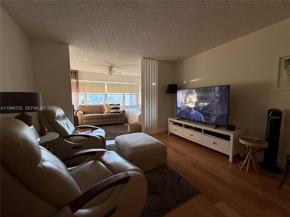 待售: $135,000 (1 贝兹, 1 浴室, 850 平方英尺)