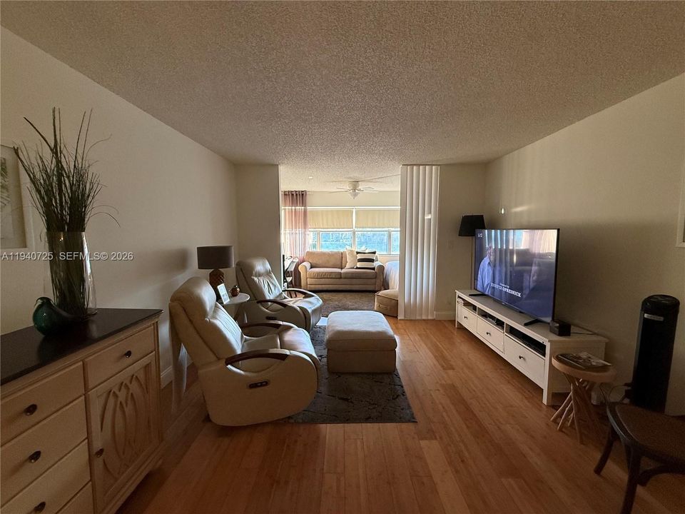 待售: $135,000 (1 贝兹, 1 浴室, 850 平方英尺)