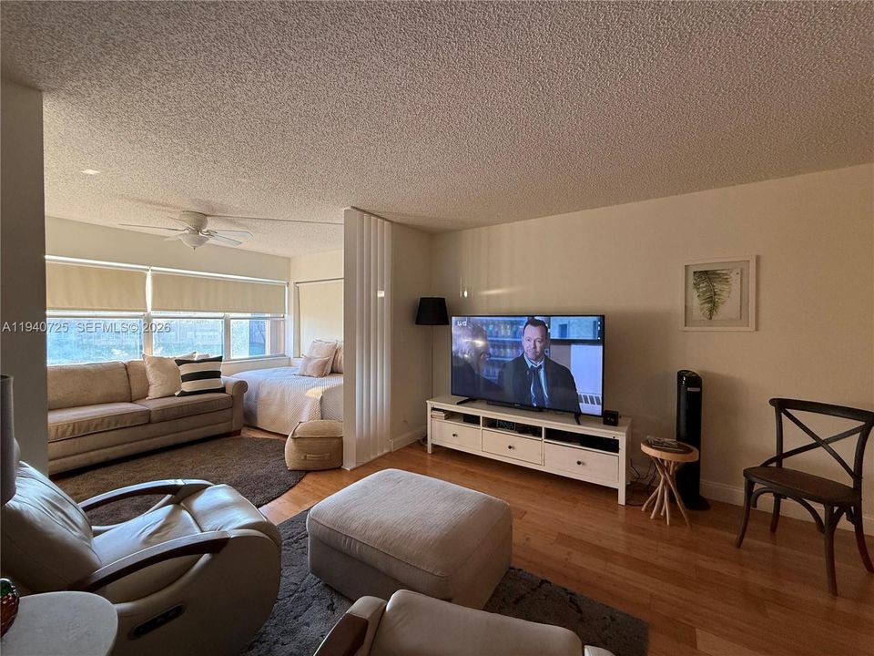 待售: $135,000 (1 贝兹, 1 浴室, 850 平方英尺)