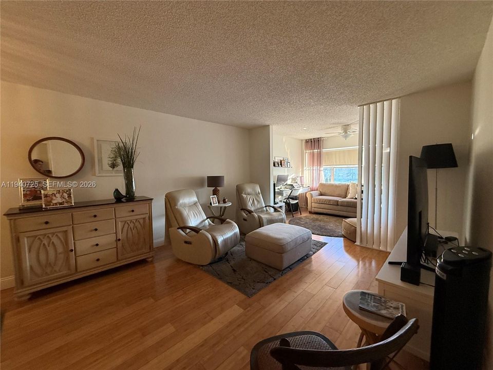 待售: $135,000 (1 贝兹, 1 浴室, 850 平方英尺)