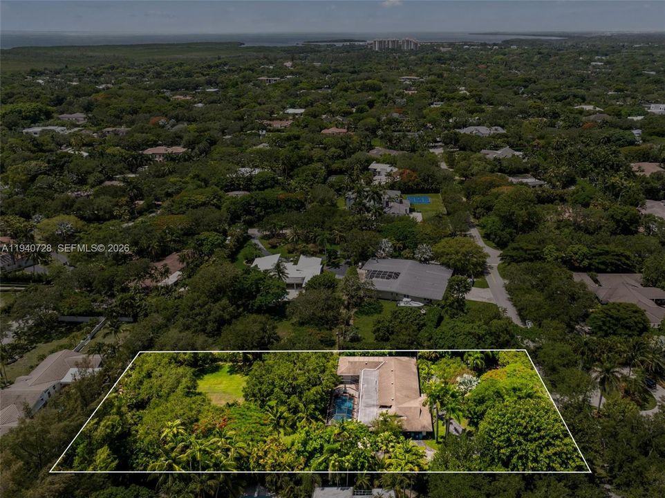 En Venta: $2,995,000 (4 camas, 2 baños, 2747 Pies cuadrados)