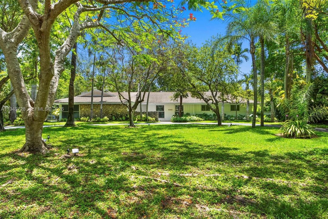 En Venta: $2,995,000 (4 camas, 2 baños, 2747 Pies cuadrados)