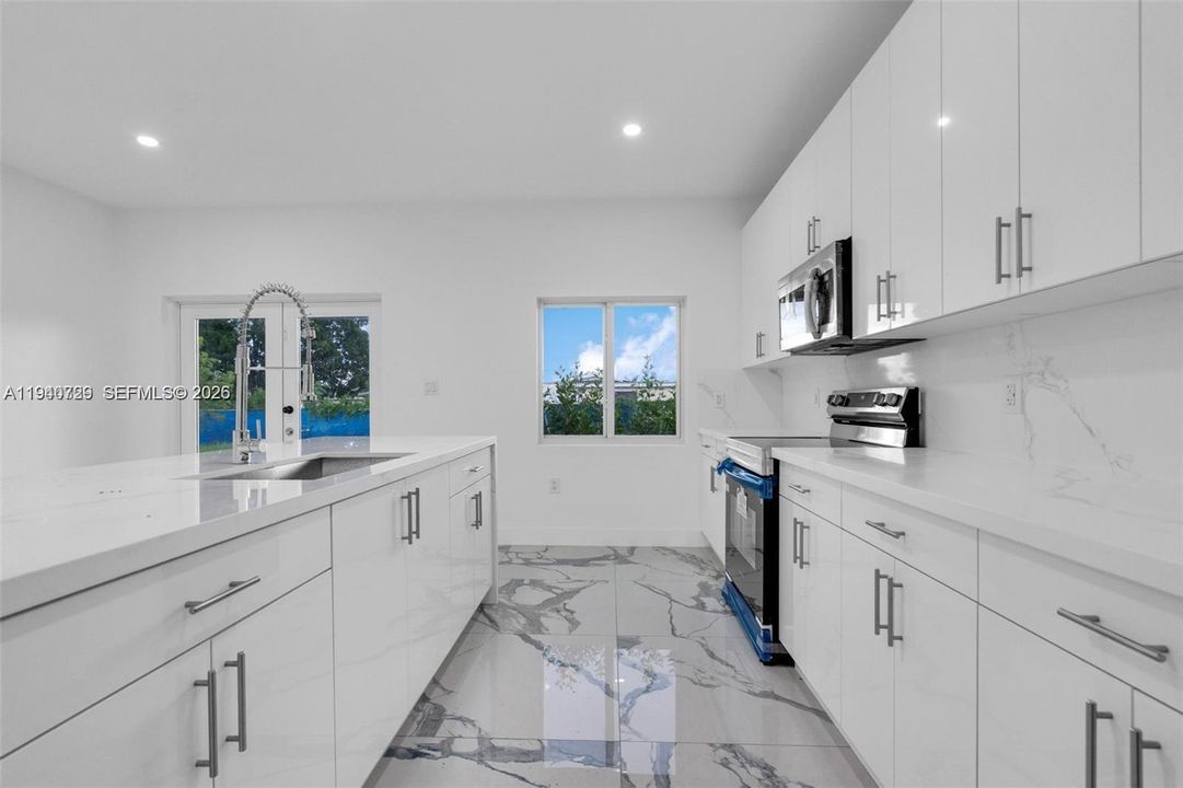 出租: $3,500 (4 贝兹, 2 浴室, 1644 平方英尺)