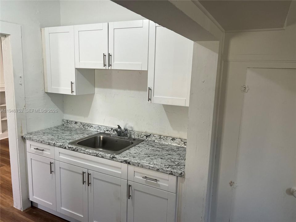 For Rent: $2,300 (2 beds, 1 baths, 1588 Square Feet)