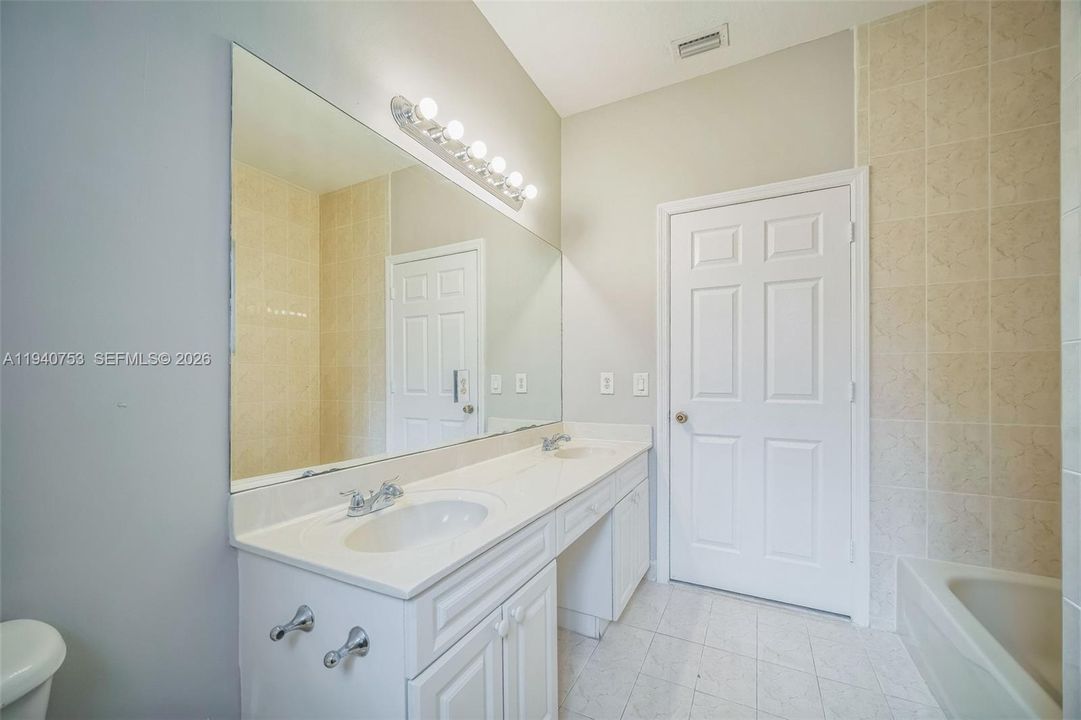 En Venta: $452,000 (5 camas, 3 baños, 2170 Pies cuadrados)