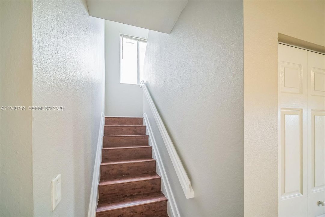 En Venta: $452,000 (5 camas, 3 baños, 2170 Pies cuadrados)