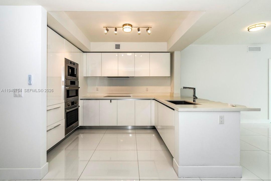 Kitchen with Bosh Appliencies, built-in coffee machine