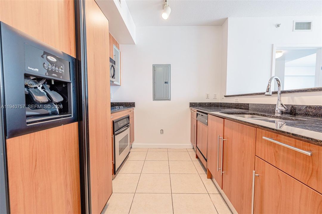 待售: $625,000 (2 贝兹, 2 浴室, 1169 平方英尺)