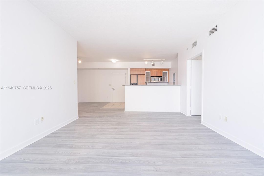 待售: $625,000 (2 贝兹, 2 浴室, 1169 平方英尺)