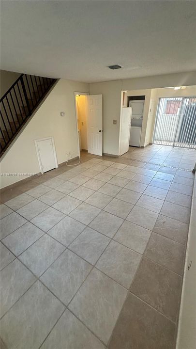 For Rent: $1,700 (2 beds, 1 baths, 850 Square Feet)