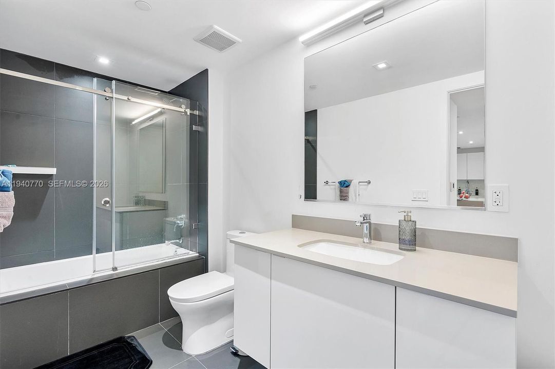 For Rent: $3,650 (2 beds, 2 baths, 882 Square Feet)