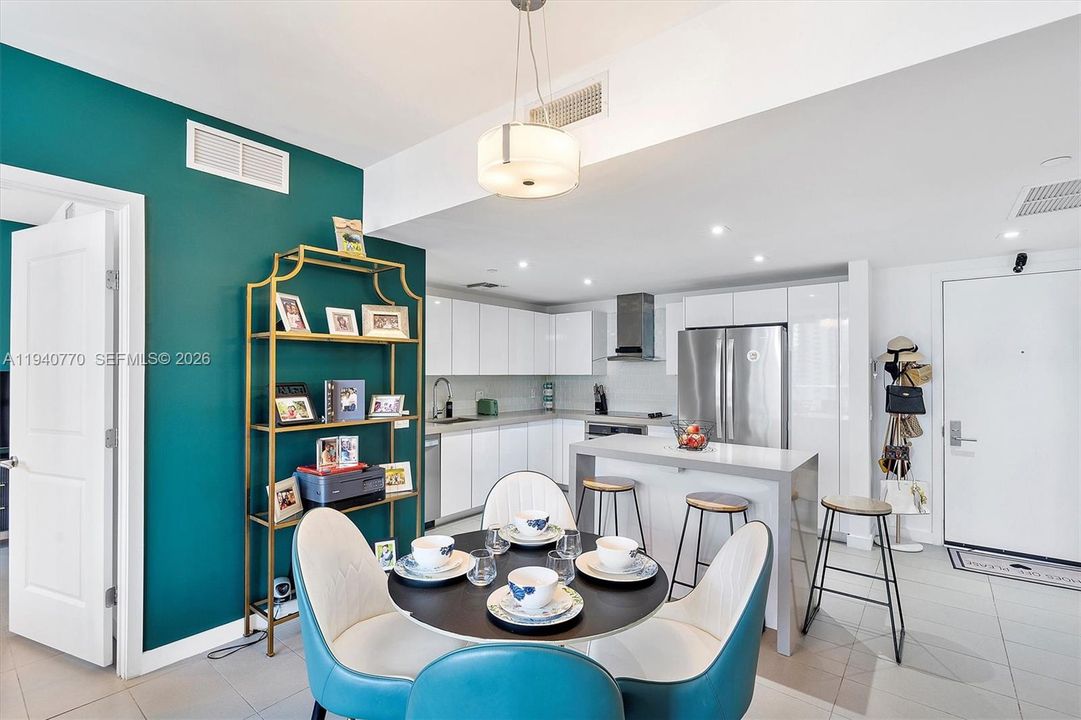 For Rent: $3,650 (2 beds, 2 baths, 882 Square Feet)