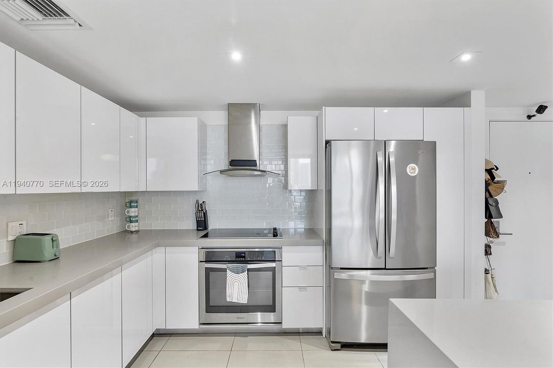 For Rent: $3,650 (2 beds, 2 baths, 882 Square Feet)