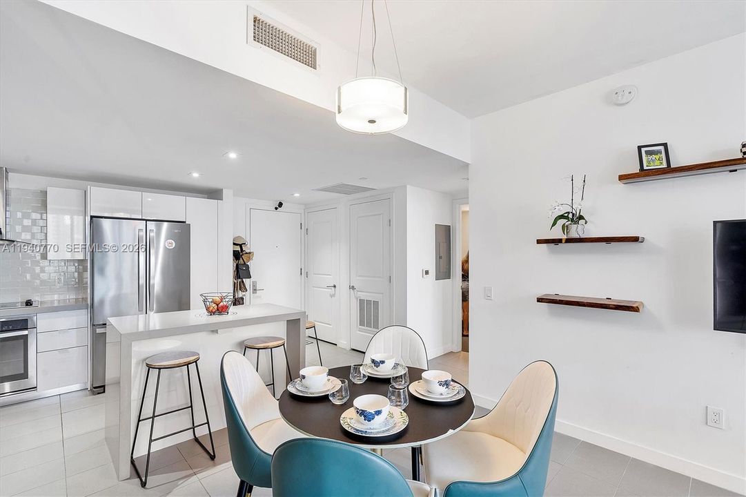 For Rent: $3,650 (2 beds, 2 baths, 882 Square Feet)