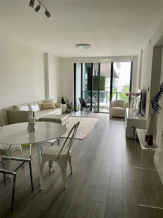 For Sale: $559,000 (1 beds, 2 baths, 868 Square Feet)