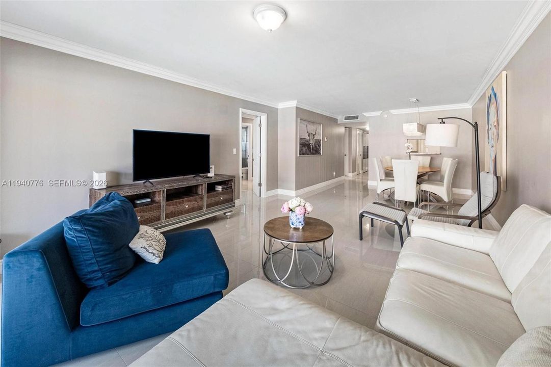 For Sale: $350,000 (2 beds, 2 baths, 1139 Square Feet)