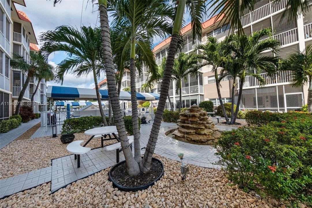 For Sale: $350,000 (2 beds, 2 baths, 1139 Square Feet)