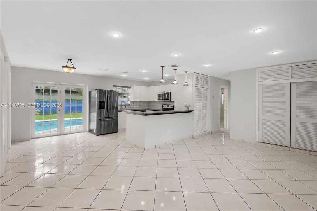 For Rent: $3,800 (3 beds, 2 baths, 1240 Square Feet)