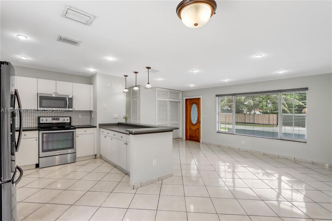 For Rent: $3,800 (3 beds, 2 baths, 1240 Square Feet)