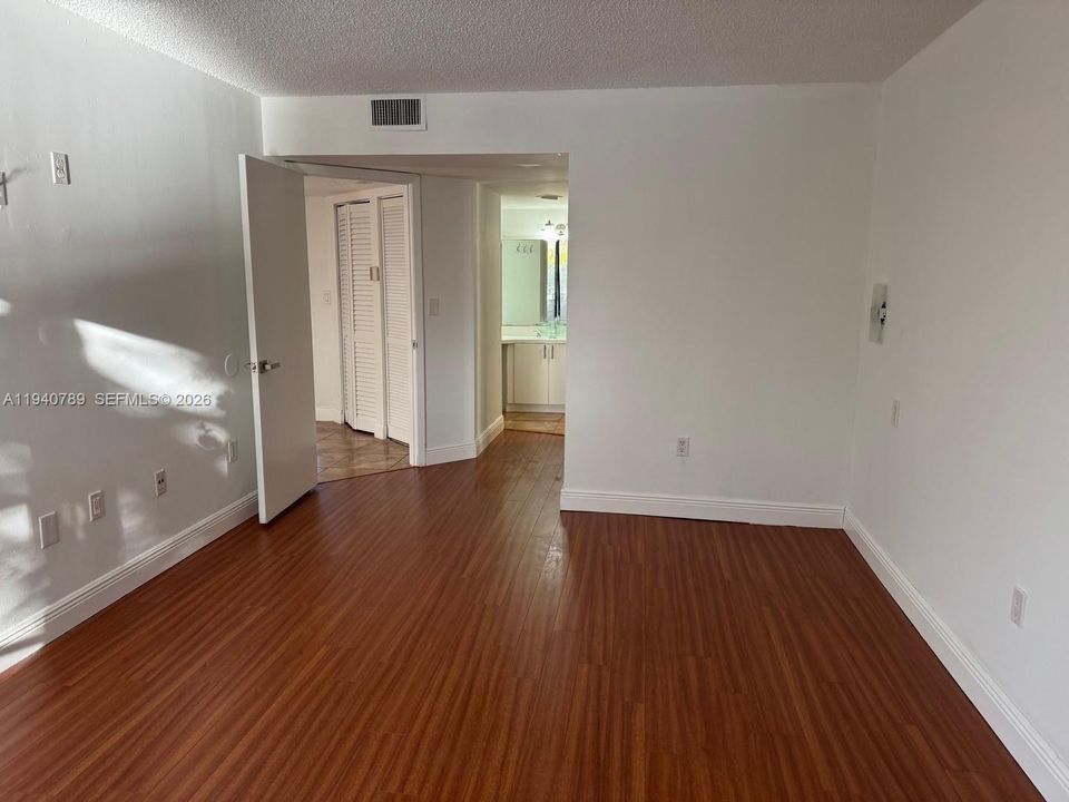 For Rent: $2,200 (2 beds, 2 baths, 1143 Square Feet)