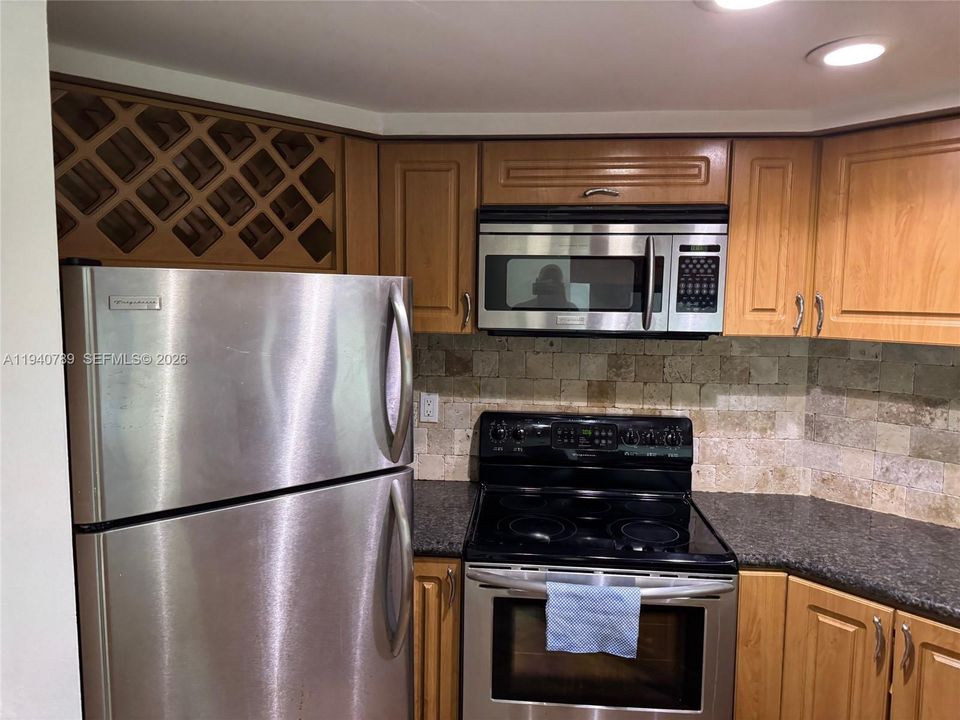 For Rent: $2,200 (2 beds, 2 baths, 1143 Square Feet)