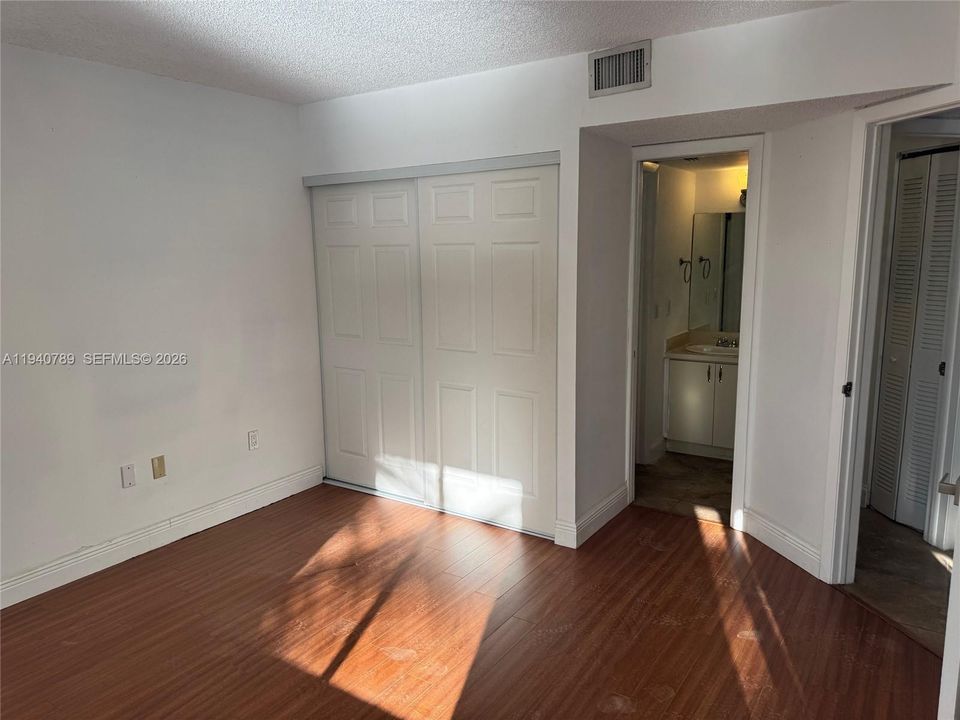 For Rent: $2,200 (2 beds, 2 baths, 1143 Square Feet)