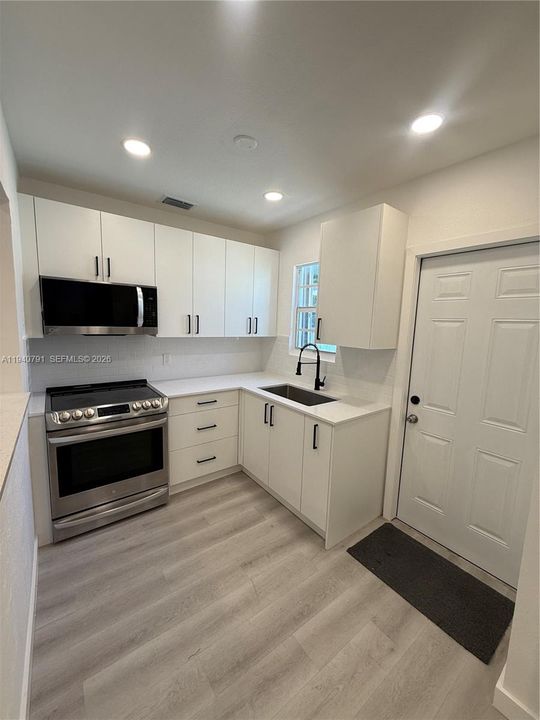 На продажу: $440,000 (3 спален, 1 ванн, 936 Квадратных фут)