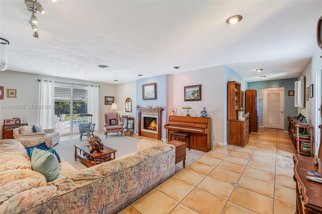 待售: $1,050,000 (3 贝兹, 2 浴室, 2388 平方英尺)