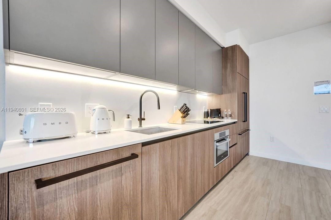 For Sale: $1,125,000 (1 beds, 1 baths, 825 Square Feet)