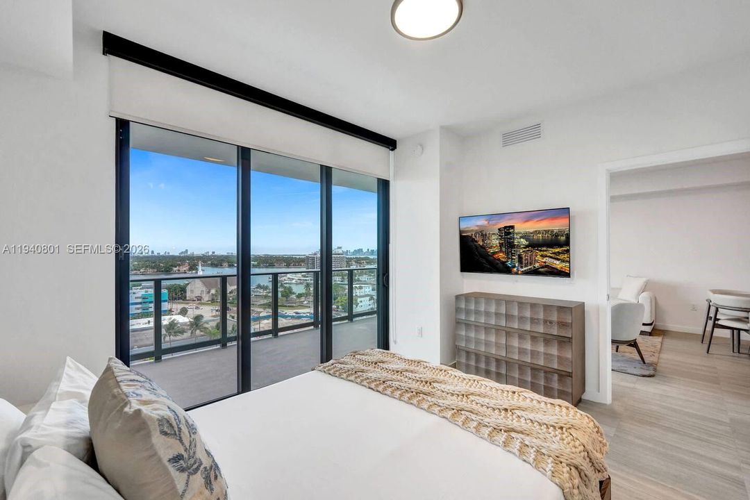 For Sale: $1,125,000 (1 beds, 1 baths, 825 Square Feet)