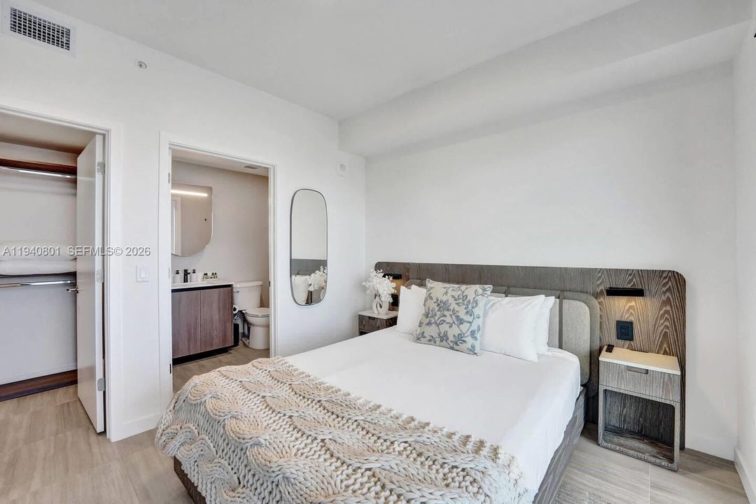 For Sale: $1,125,000 (1 beds, 1 baths, 825 Square Feet)