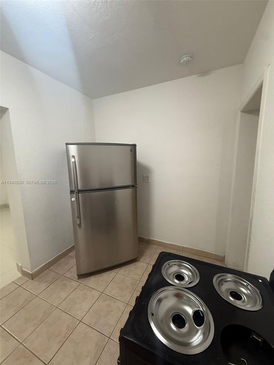 For Rent: $1,700 (1 beds, 1 baths, 2595 Square Feet)