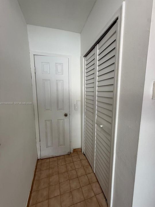 For Rent: $1,700 (1 beds, 1 baths, 2595 Square Feet)