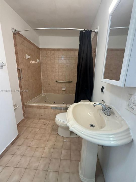 For Rent: $1,700 (1 beds, 1 baths, 2595 Square Feet)