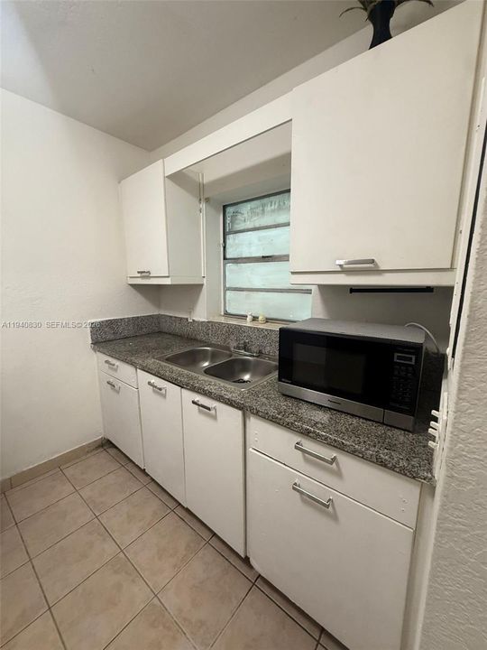 For Rent: $1,700 (1 beds, 1 baths, 2595 Square Feet)