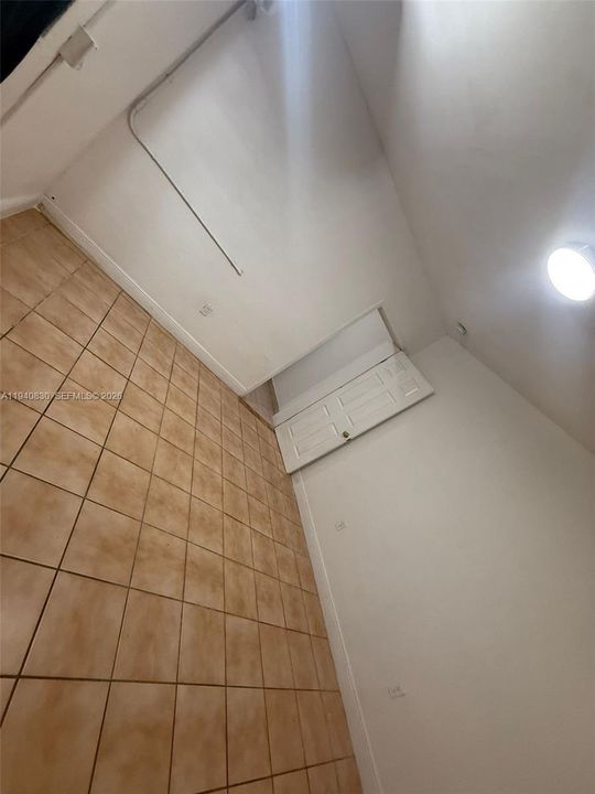 For Rent: $1,700 (1 beds, 1 baths, 2595 Square Feet)