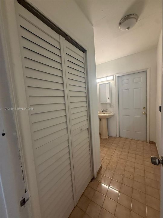 For Rent: $1,700 (1 beds, 1 baths, 2595 Square Feet)