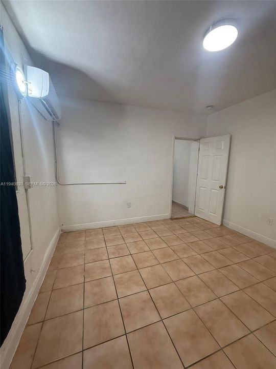 For Rent: $1,700 (1 beds, 1 baths, 2595 Square Feet)