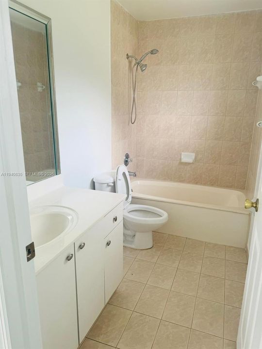 For Rent: $1,300 (1 beds, 1 baths, 1260 Square Feet)