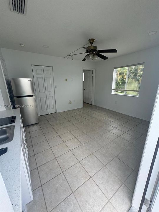 For Rent: $1,300 (1 beds, 1 baths, 1260 Square Feet)