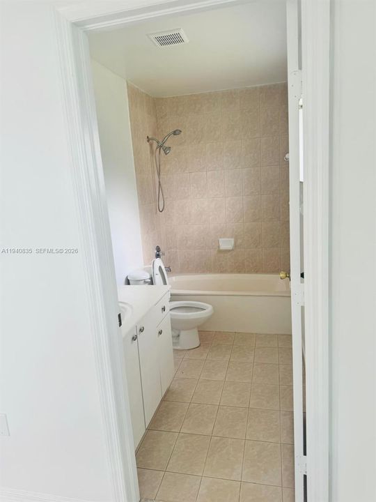 For Rent: $1,300 (1 beds, 1 baths, 1260 Square Feet)