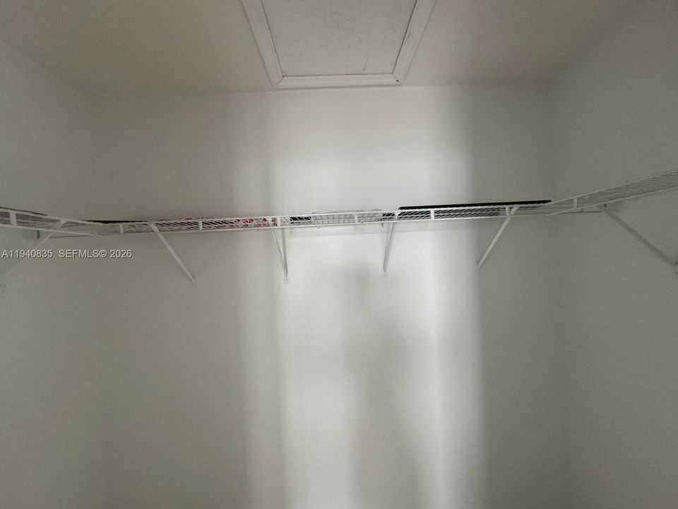 For Rent: $1,300 (1 beds, 1 baths, 1260 Square Feet)